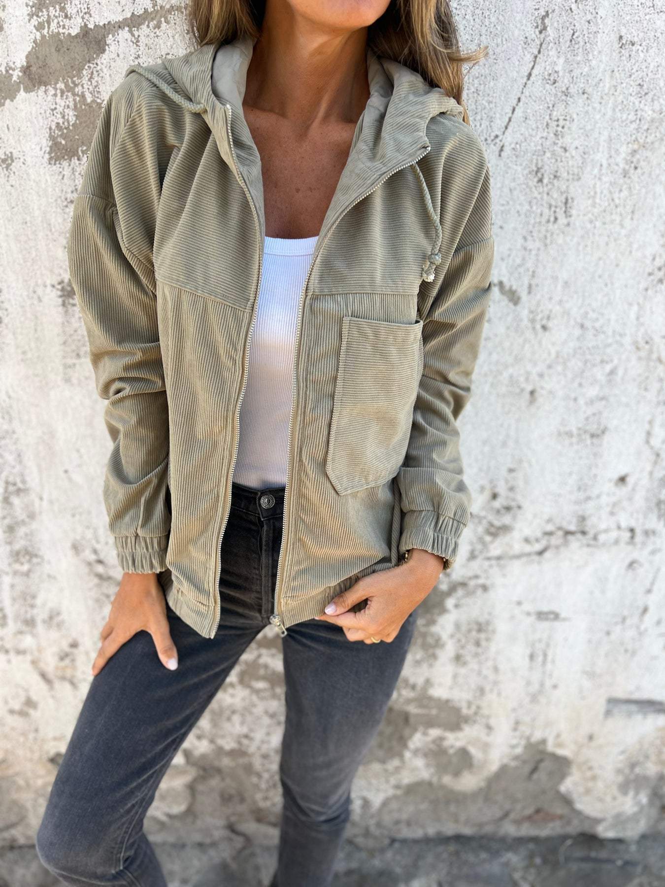 Tova – Elegante chaqueta de pana con cremallera.