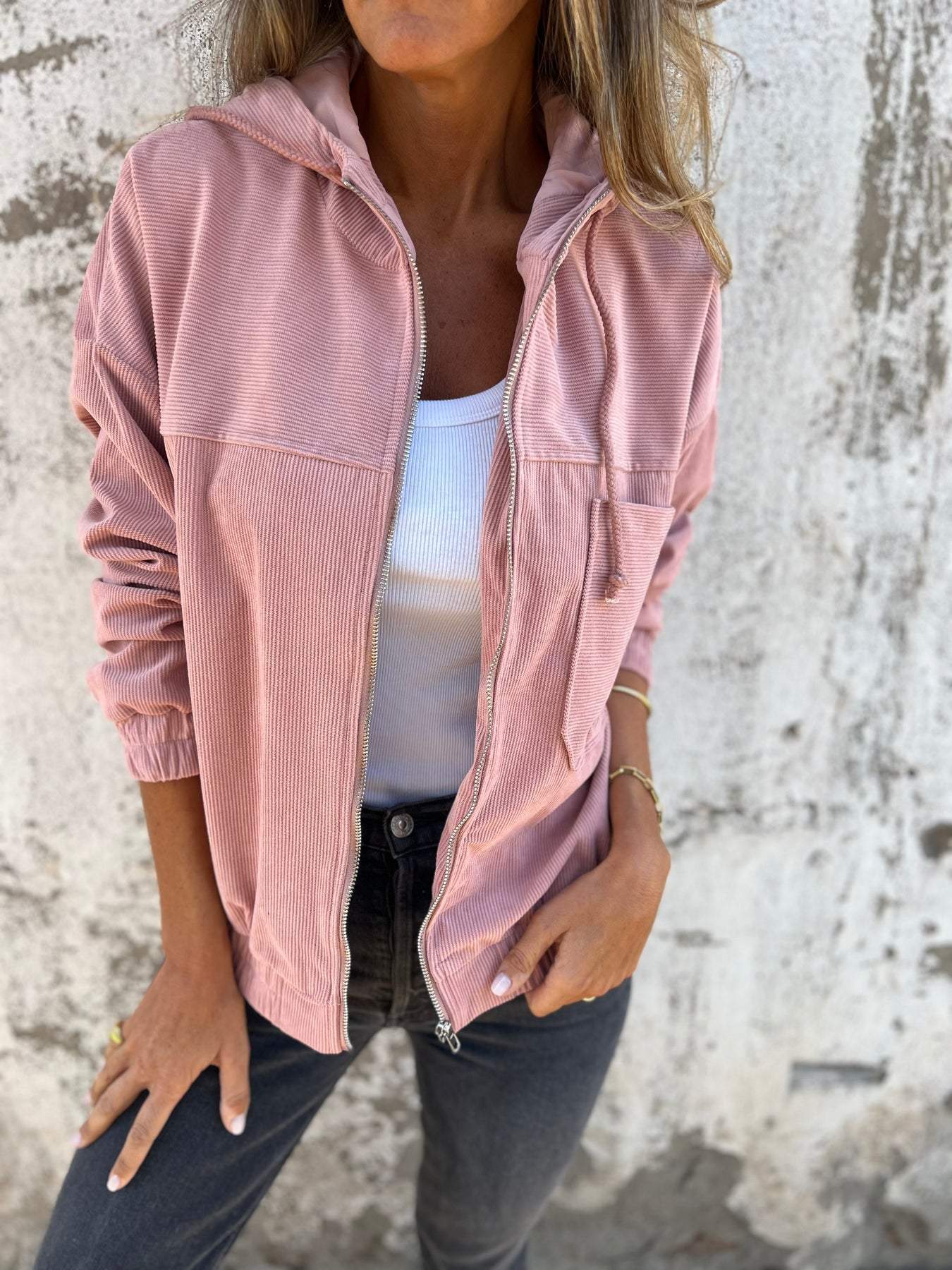 Tova – Elegante chaqueta de pana con cremallera.
