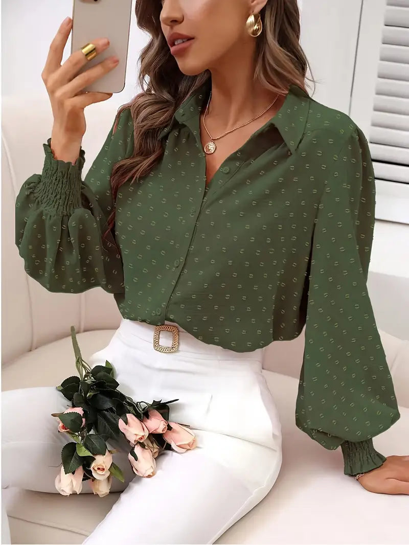 Evelina - Elegante blusa plisada de lunares suizos con mangas de linterna
