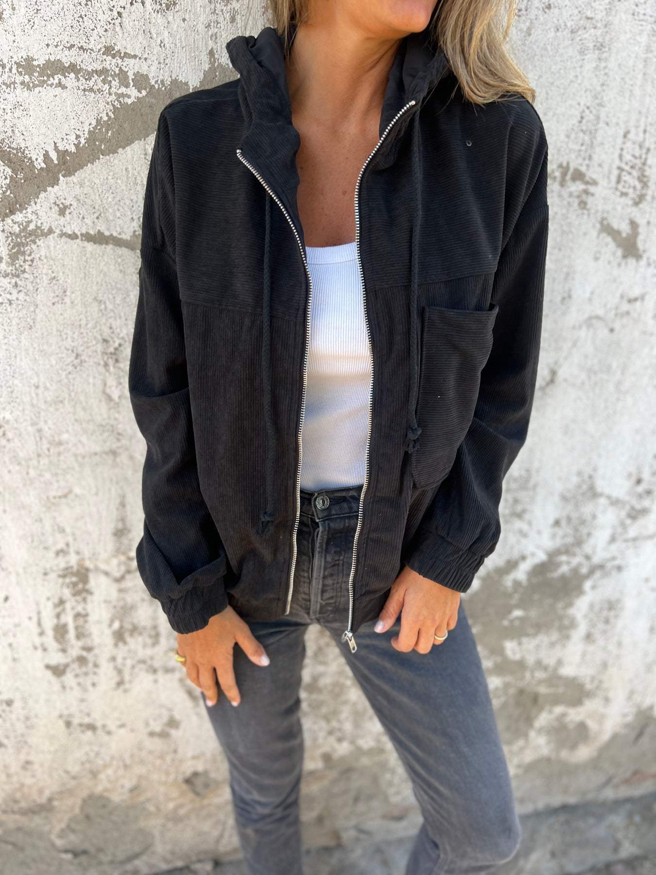 Tova – Elegante chaqueta de pana con cremallera.
