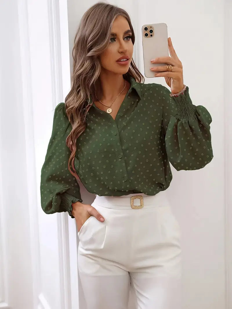 Evelina - Elegante blusa plisada de lunares suizos con mangas de linterna