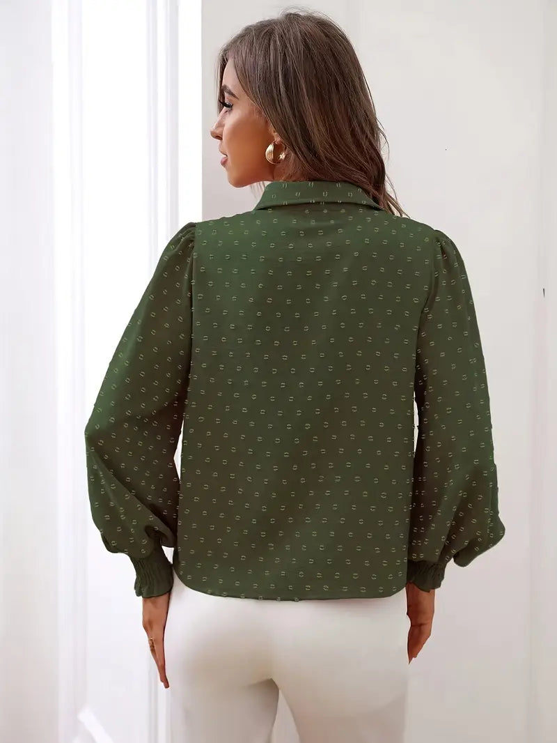 Evelina - Elegante blusa plisada de lunares suizos con mangas de linterna