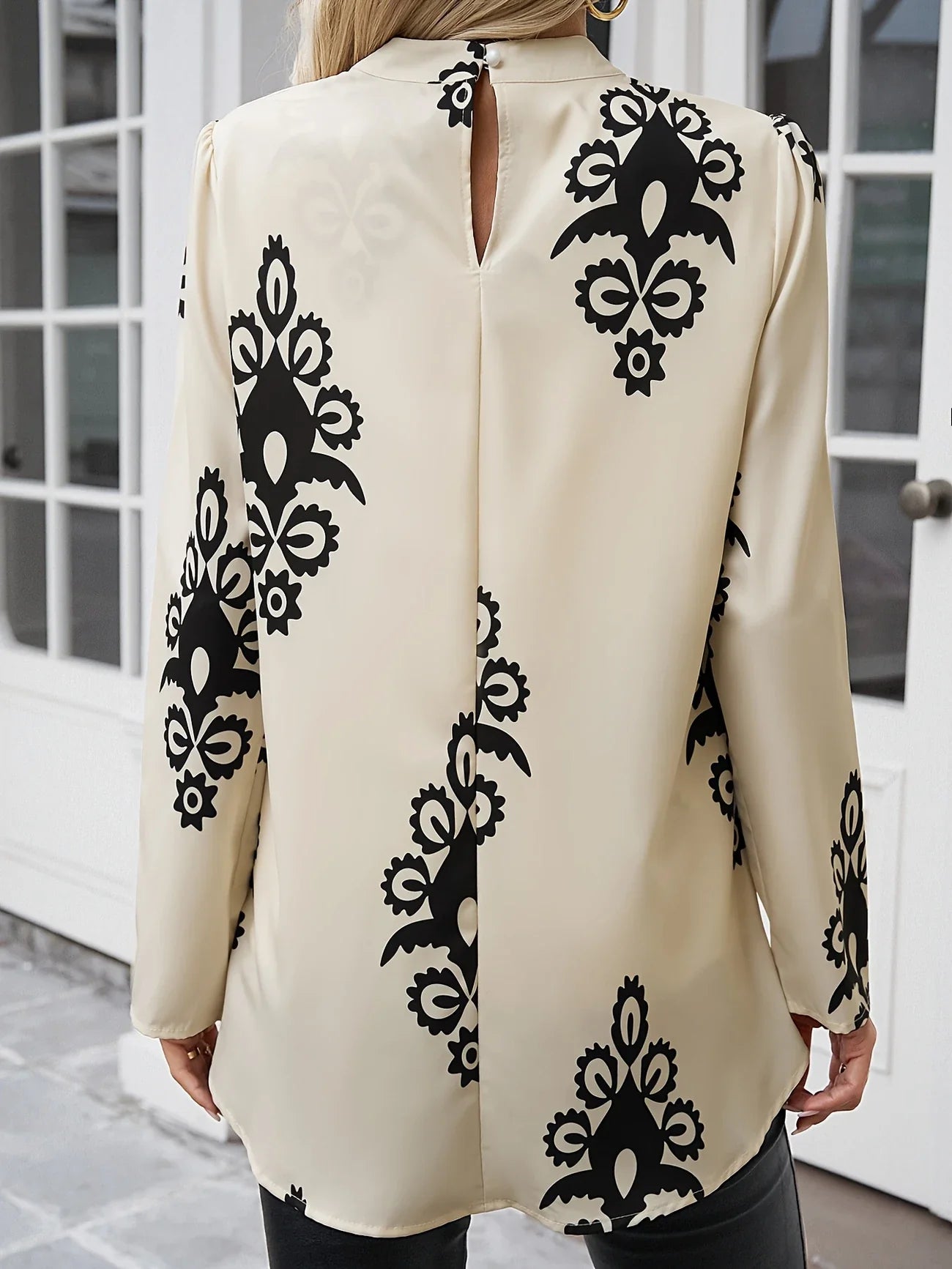 Dedra - Elegante top de manga larga con cuello estampado
