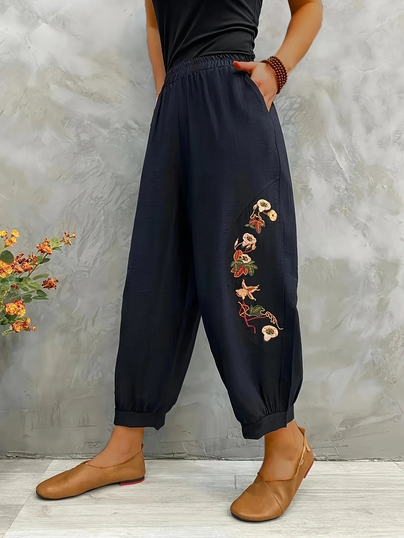 Nancy - Pantalones elegantes de ocio con bordado floral para mujer.