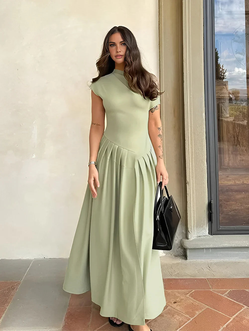 Gabriella - Elegante vestido de cuello alto y manga corta.