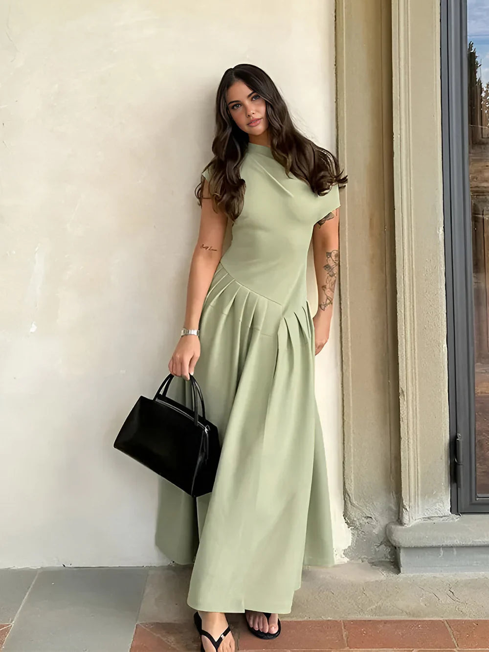 Gabriella - Elegante vestido de cuello alto y manga corta.