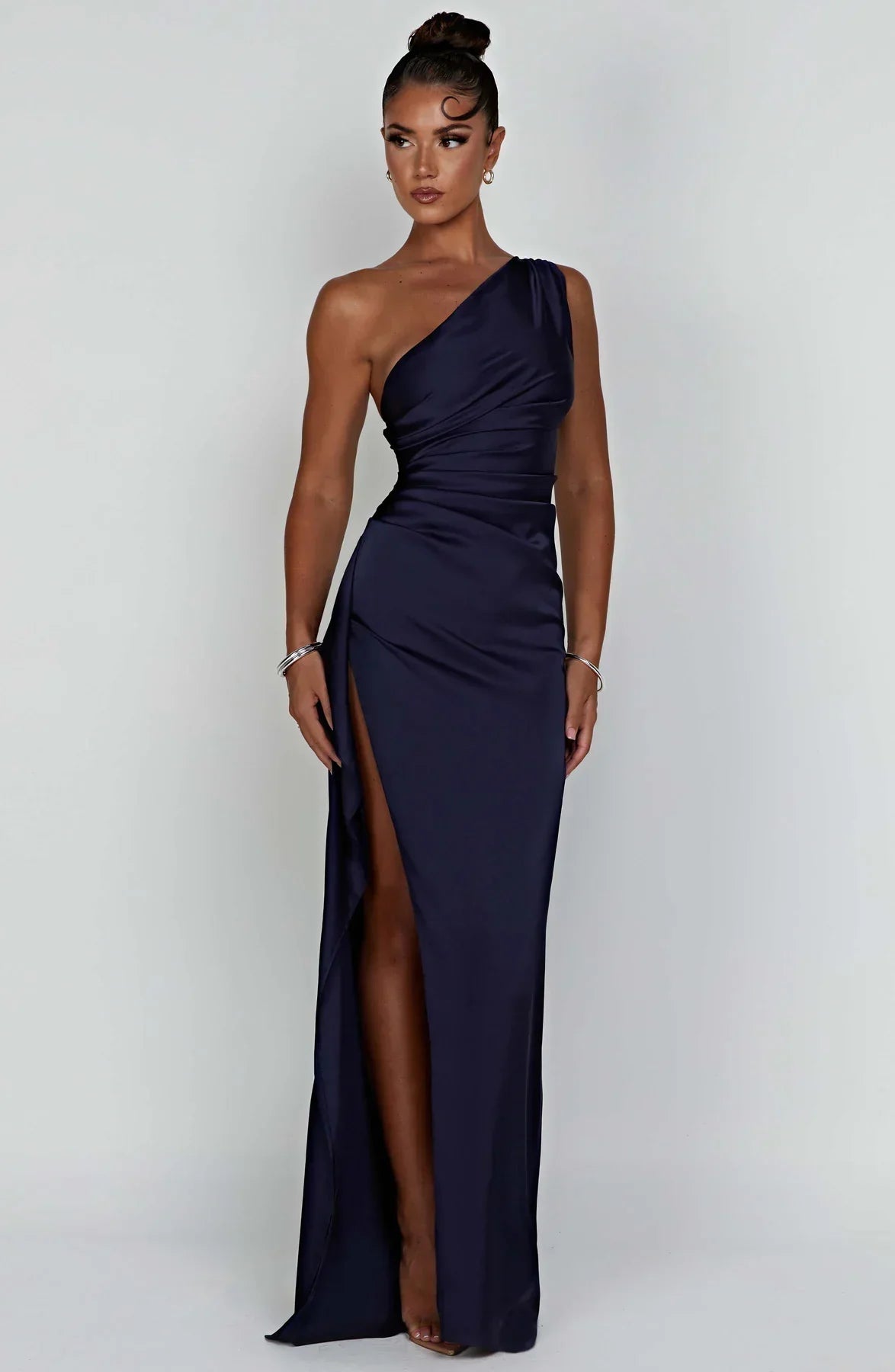 Malinda - Elegante vestido de satén con un solo hombro y abertura.